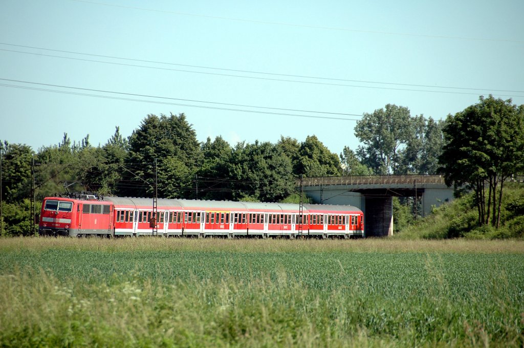 111 130 mit RB von Regensburg Hbf nach Plattling am 02.06.2010 kurz vor Plattling.