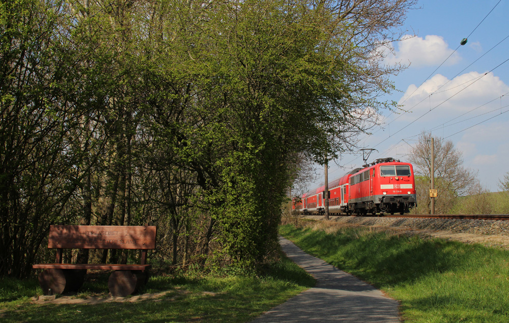 111 131-9 fuhr am 03.05.2013 mit einem RE von Emden nach Mnster, hier sdlich von Leer.