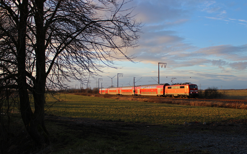 111 131-9 fuhr am 07.02.2013 mit einem RE von Emden nach Mnster, hier bei Petkum.