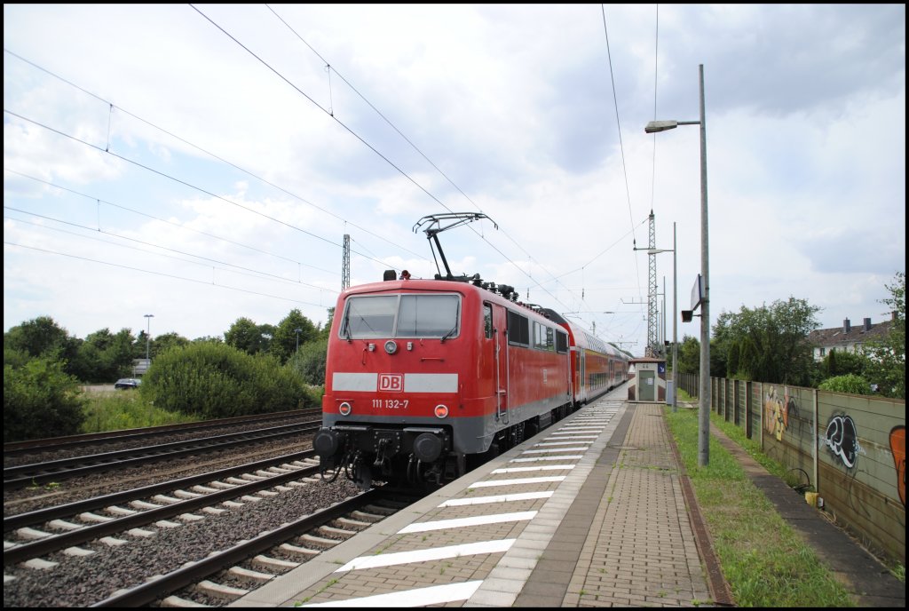 111 132-7, donnert mit ihren RE durch Dedensen-Gmmer am 10.08.2010