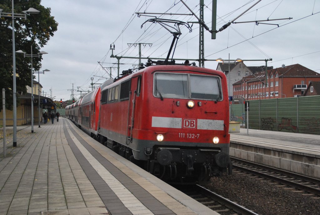 111 132-7, ist mit 15. Minuten Versptung in Lehrte wegen defekten Steuerwagen am 02.10.2010 eingetroffen.