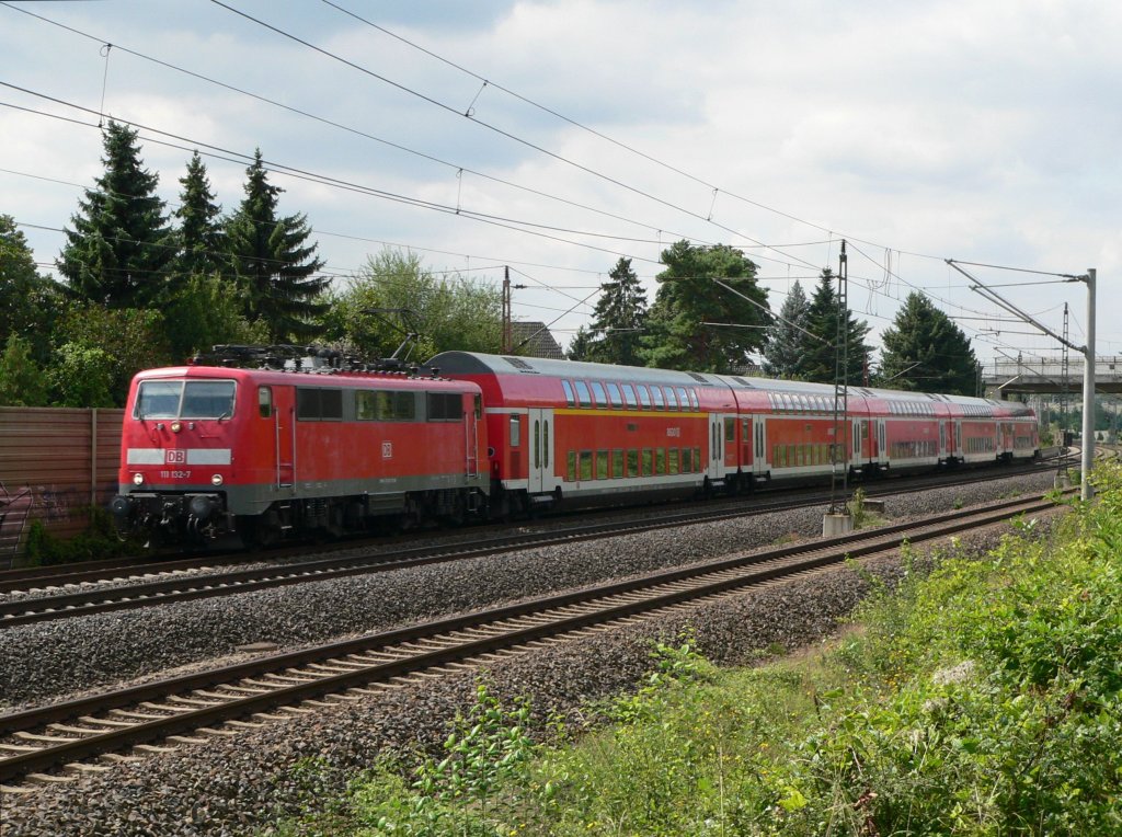 111 132-7 mit einem Regionalexpress in Ahlten, 14.8.2010