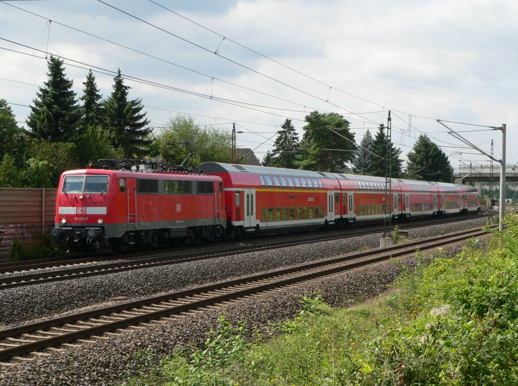 111 132-7 mit einem Regionalexpress in Ahlten, 14.8.2010