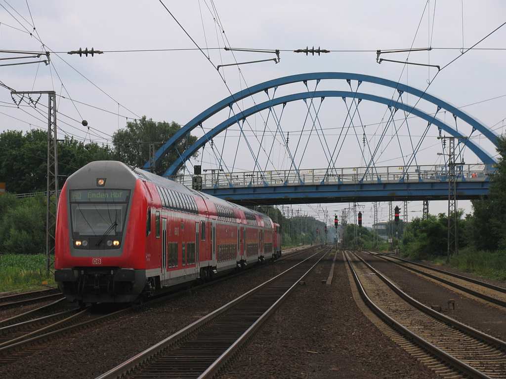 111 132-7 mit RE 14120 Mnster Hauptbahnhof-Emden Hauptbahnhof auf Bahnhof Salzbergen am 10-7-2012.