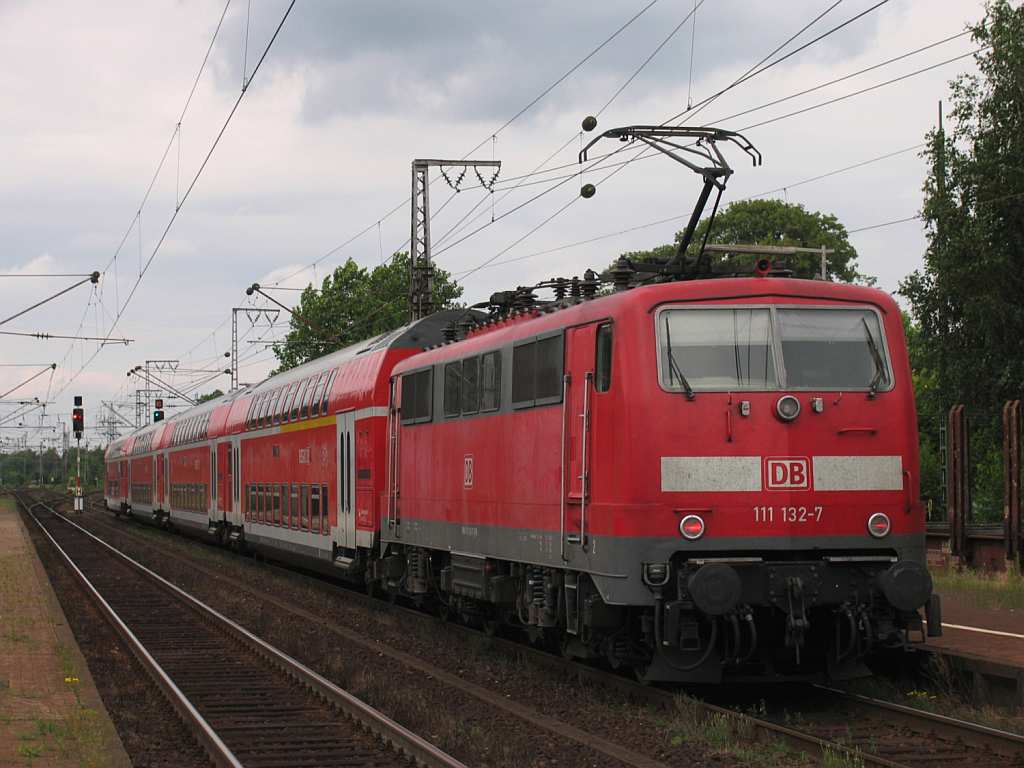111 132-7 mit RE 14120 Mnster Hauptbahnhof-Emden Hauptbahnhof auf Bahnhof Salzbergen am 10-7-2012.