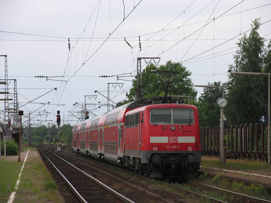 111 132-7 mit RE 14122 Mnster Hauptbahnhof-Emden Auenhafen auf Bahnhof Salzbergen am 10-7-2012.