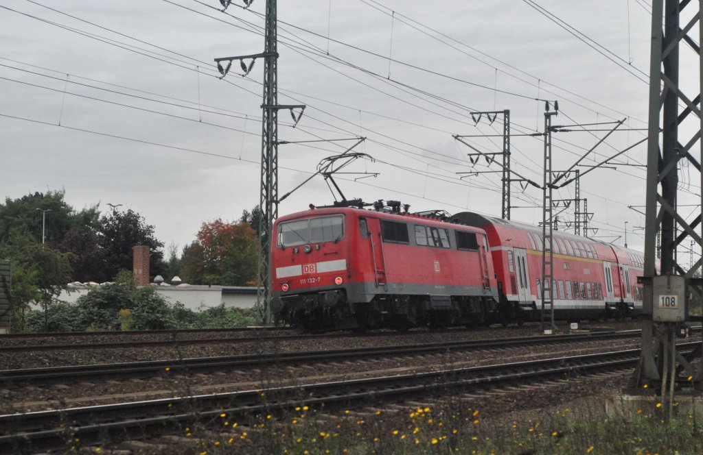111 132-7, schiebt am 25.09.2010 einen RE nach Hannover