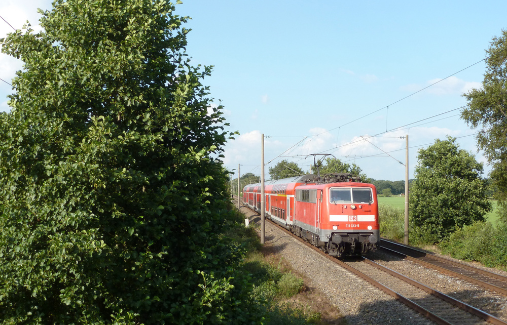 111 133-5 fuhr am 30.08.2012 als RE von Emden nach Mnster, hier sdlich von Ihrhove.