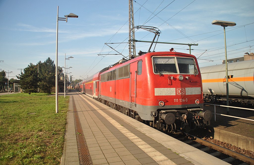 111 134-3, am 08.10.2010 abweichend auf Gleis 11 in Lehrte.