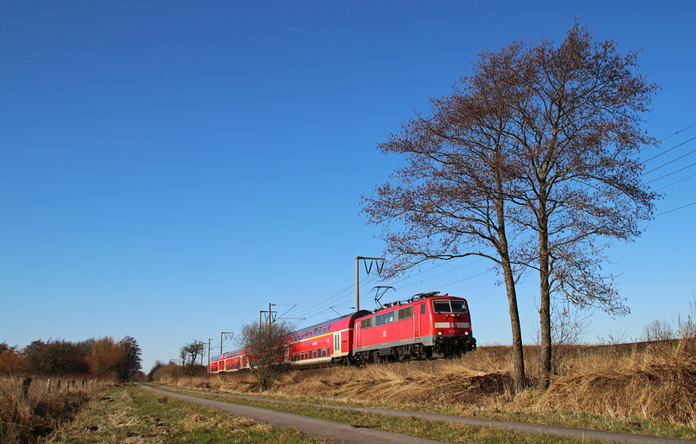 111 134-3 fuhr am 12.03.2013 mit einem RE von Emden nach Mnster, hier bei Veenhusen.