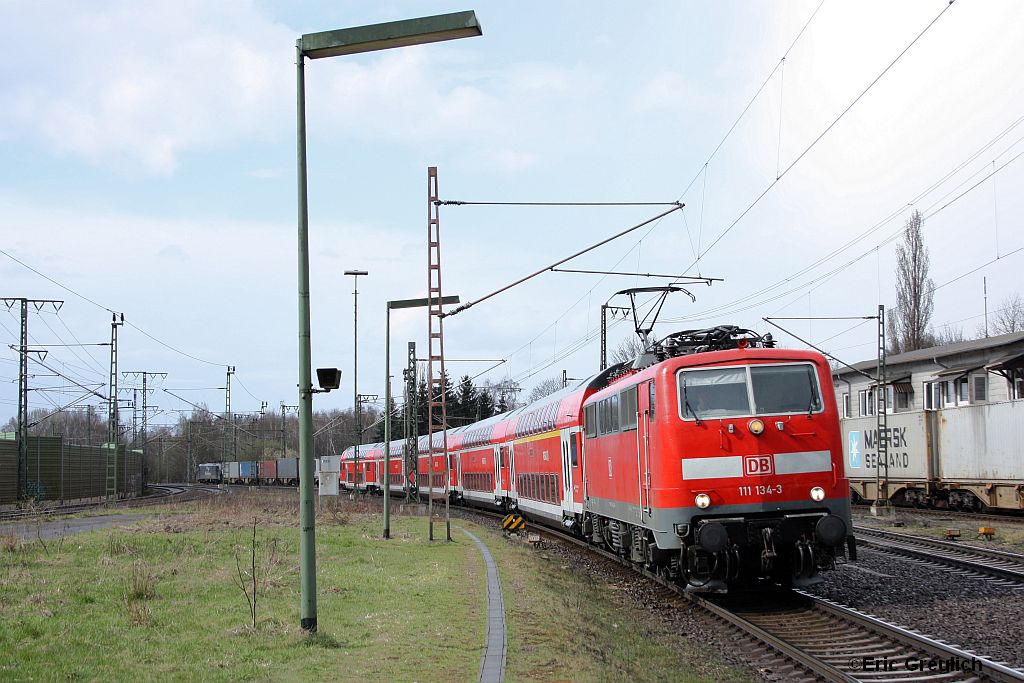 111 134 mit einem RE nach Braunschweig in Lehrte am 4.4.10.