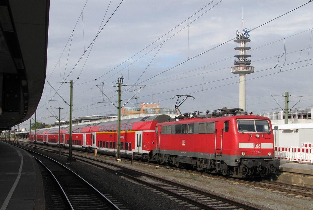 111 135-0 bei der Ausfahrt aus dem Bahnhof von Hannover Hbf. der RE 4415 kam aus Norddeich Mole und fhrt nun in die Abstellanlage. Hannover Hbf den 22.10.2010