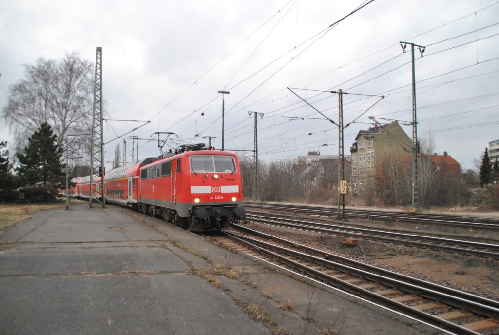 111 135-0, fhrt am 10.03.2011 abweichend auf Gleis 11 in Lehrte ein.