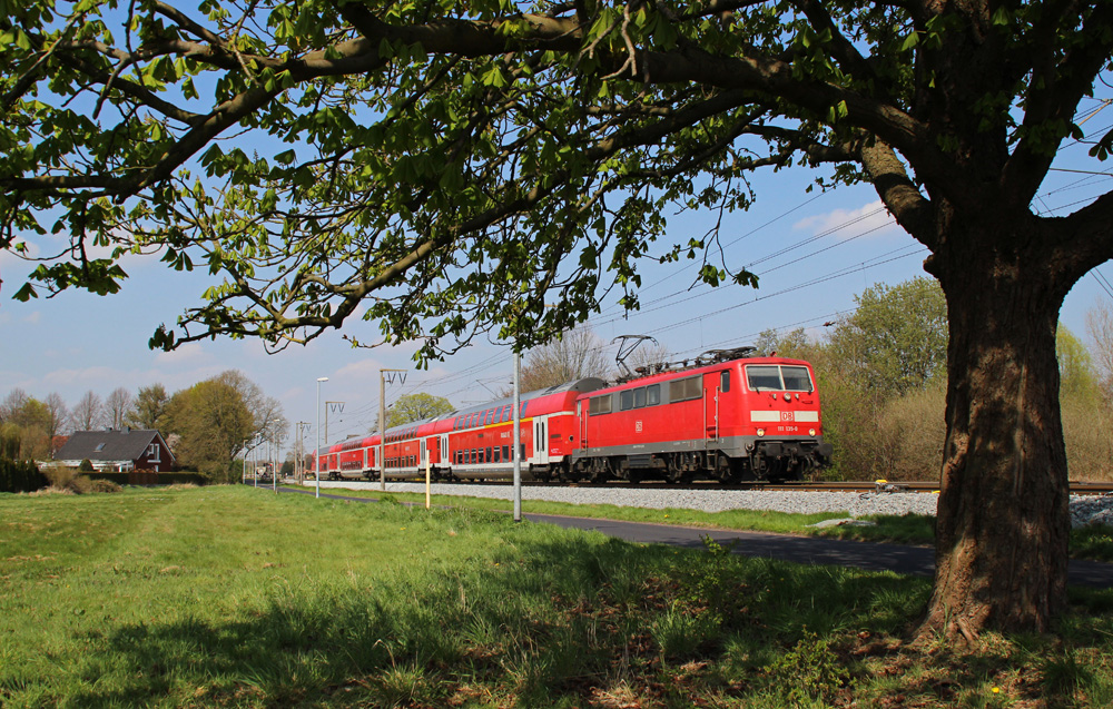 111 135-0 fuhr am 03.05.2013 mit einem RE von Emden nach Mnster, hier in Leer.