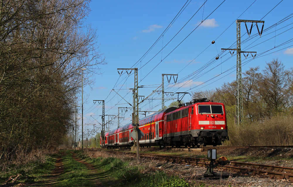 111 135-0 fuhr am 28.04.2013 mit einem RE von Emden nach M�nster, hier in Leer.