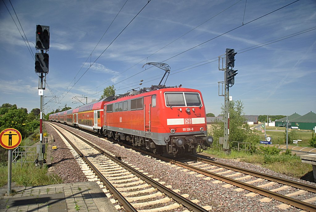 111 136-8, fhrt am 09.05.2011 durch Hagen zwischen Neustadt/Rbenberge und Nienburg.
