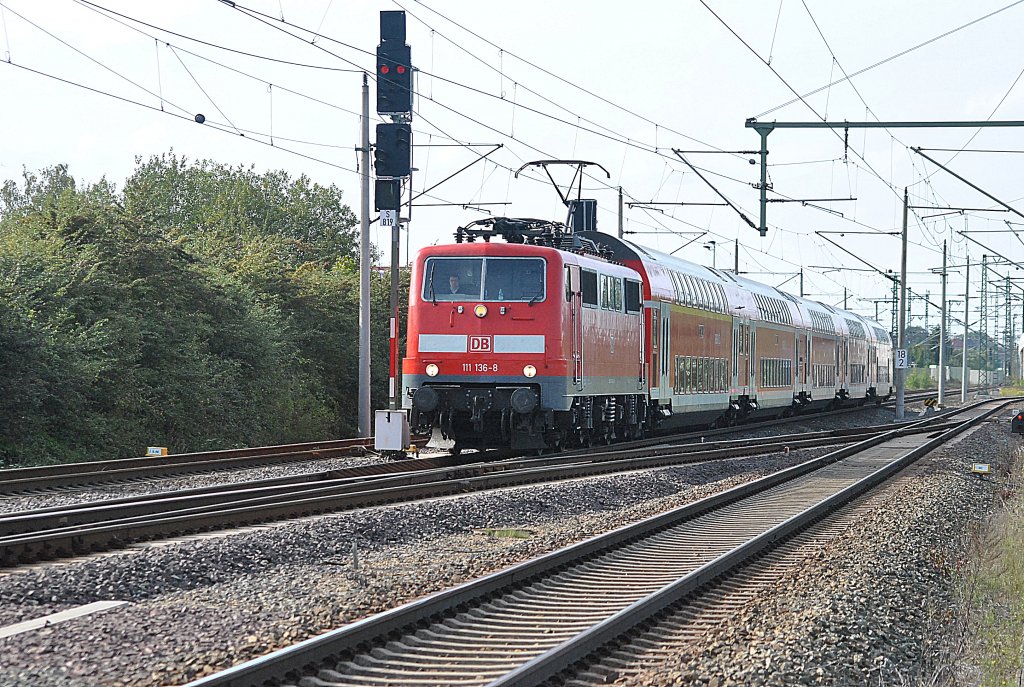 111 136-8, f�hrt am gleich an einen Bahn�bergang in Richtung Braunschweig. Foto vom 30.09.10.