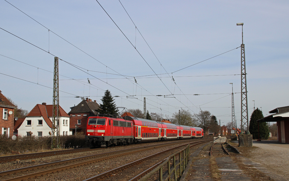 111 138-4 fuhr am 23.03.2013 mit einem RE von Leer nach Mnster, hier in Aschendorf.