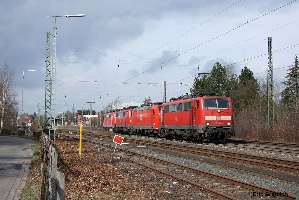 111 140 ist am 29.3.10 mit einem Lokzug aus 146ern und 111ern in Neustadt am Rgenberge unterwegs.