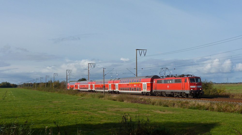 111 141-8 fuhr am 30.10.2012 mit einem RE von Emden nach Mnster, hier bei Petkum.