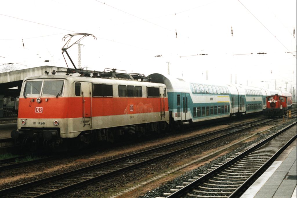 111 142-6 mit Doppelstockwagens und im Hintergrund ein Kf auf Hamm Hauptbahnhof am 21-4-2001. Bild und scan: Date Jan de Vries.