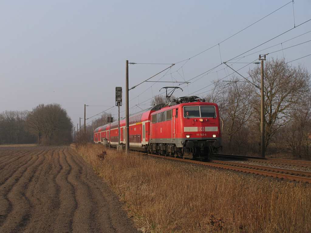 111 142-6 mit RE 14125 Emden Hauptbahnhof-Mnster Hauptbahnhof bei Devermhlen (B 296.6) am 16-3-2012.