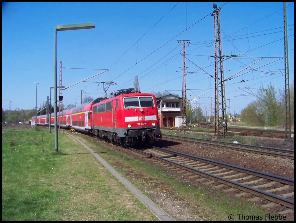111 142-8, am 14.04.10. bei der der Einfahrt in Lehrte.