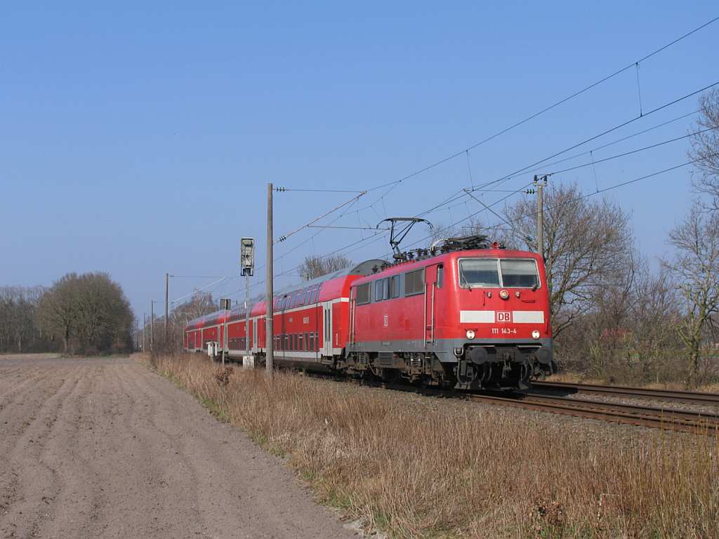 111 143-4 mit RE 14149 Emden Hauptbahnhof-Rheine bei Devermhlen (B 296.6) am 23-3-2012.