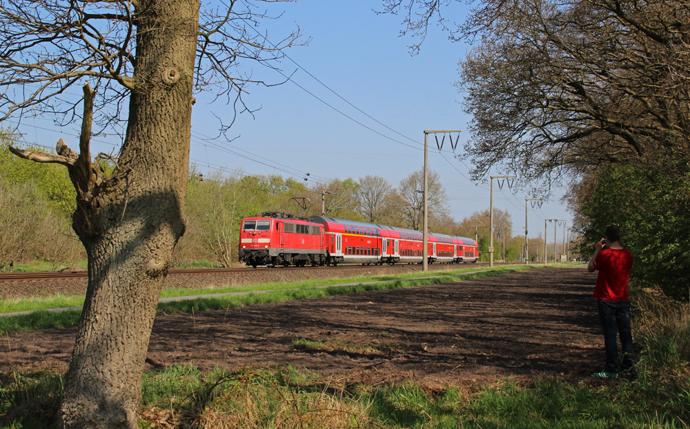 111 144-2 fuhr am 04.05.2013 mit einem RE von Emden nach Mnster, hier bei Eisinghausen.