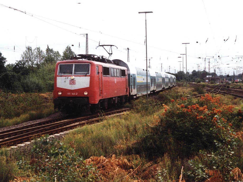 111 144-2 mit RE 10025 Aachen-Bielefeld auf Duisburg Hauptbahnhof am 14-08-1999. Bild und scan: Date Jan de Vries.