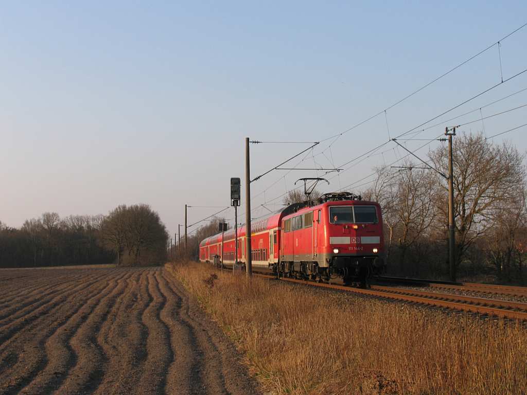 111 144-2 mit RE 14137 Emden Au�enhafen-M�nster Hauptbahnhof bei Deverm�hlen (B� 296.6) am 23-3-2012.