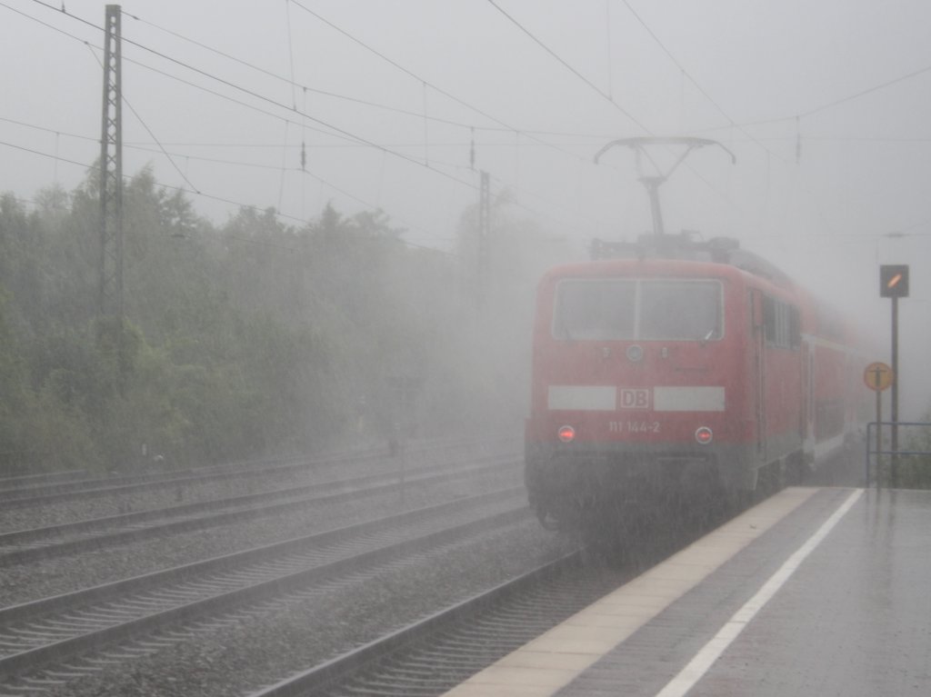 111 144-2 versprht den ganzen ganzen Ragen in feine Trpfchen, macht mich und meine Kamera sehr nass und schiebt den RE15 weiter nach Emden.
17.08.2010, Mnster-Nevinghoff.