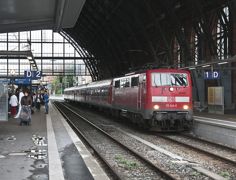 111 144-2 war am 29. August 2010 auerplanmig mit der RB 14828 (Bremen Hbf - Oldenburg(Oldb) unterwegs. Hier sieht man den Zug im Startbahnhof.