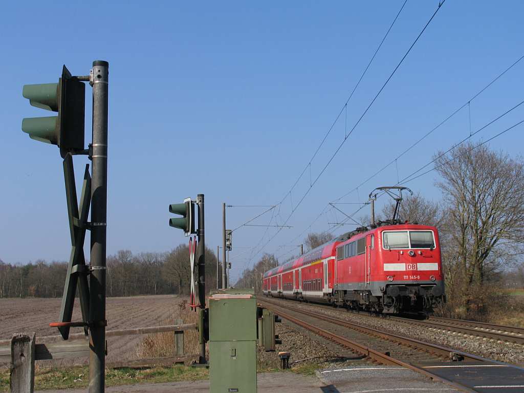 111 145-9 mit RE 14120 Mnster Hauptbahnhof-Emden Hauptbahnhof bei Devermhlen (B 296.6) am 23-3-2012.
