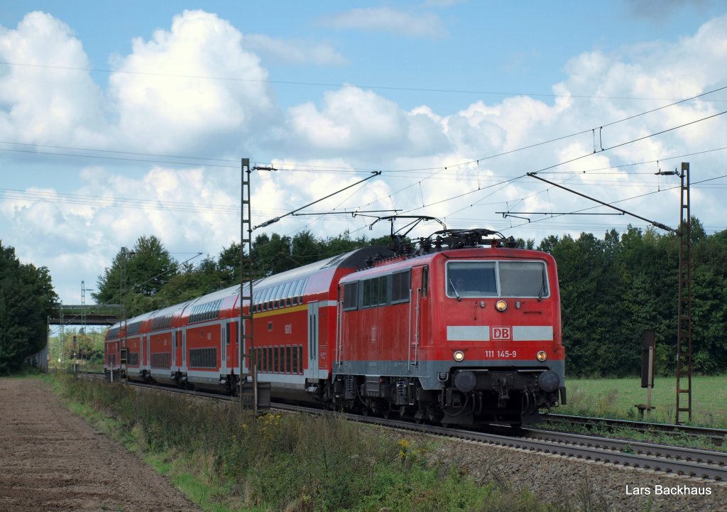111 145-9 versteckt sich am 4.09.10 mit ihrem RE 14209 nach Braunschweig Hbf hinter einer Fotowolke. Aufgenommen bei Berenbusch hinter Minden (Westf.).