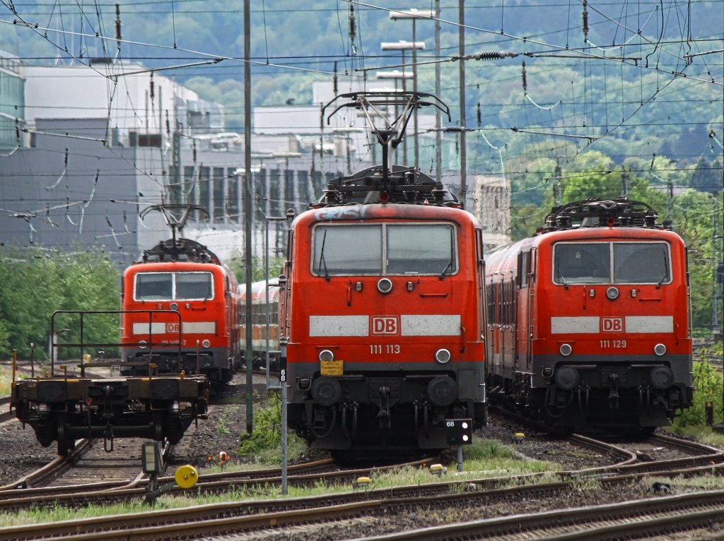 111 146, 111 013 und 111 129 stehen am 11.05.2013 mit Verstrkergarnituren in Aachen Rothe-Erde. 