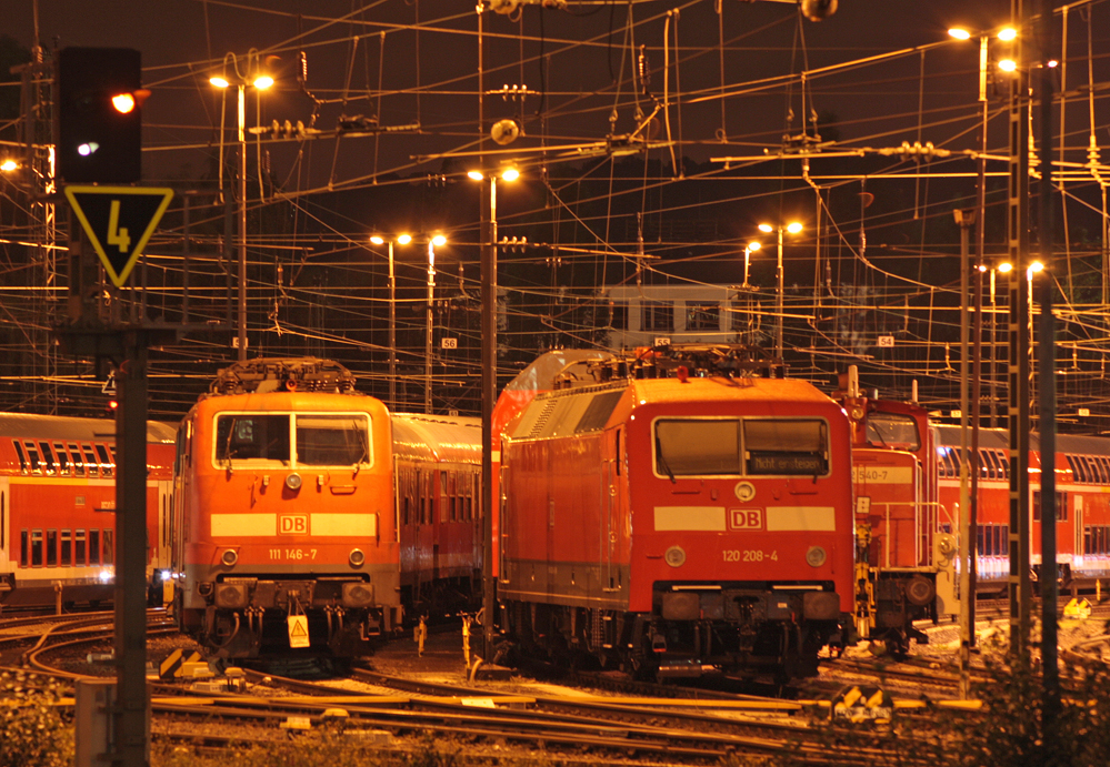 111 146-7 der DB Regio NRW mit dem K�ln-Verst�rker abgestellt und 120 208-4 der DB Regio Rheinland mit dem Wagenpark f�r die neue RE9 abgestellt in Aachen Hbf, 2.10.10