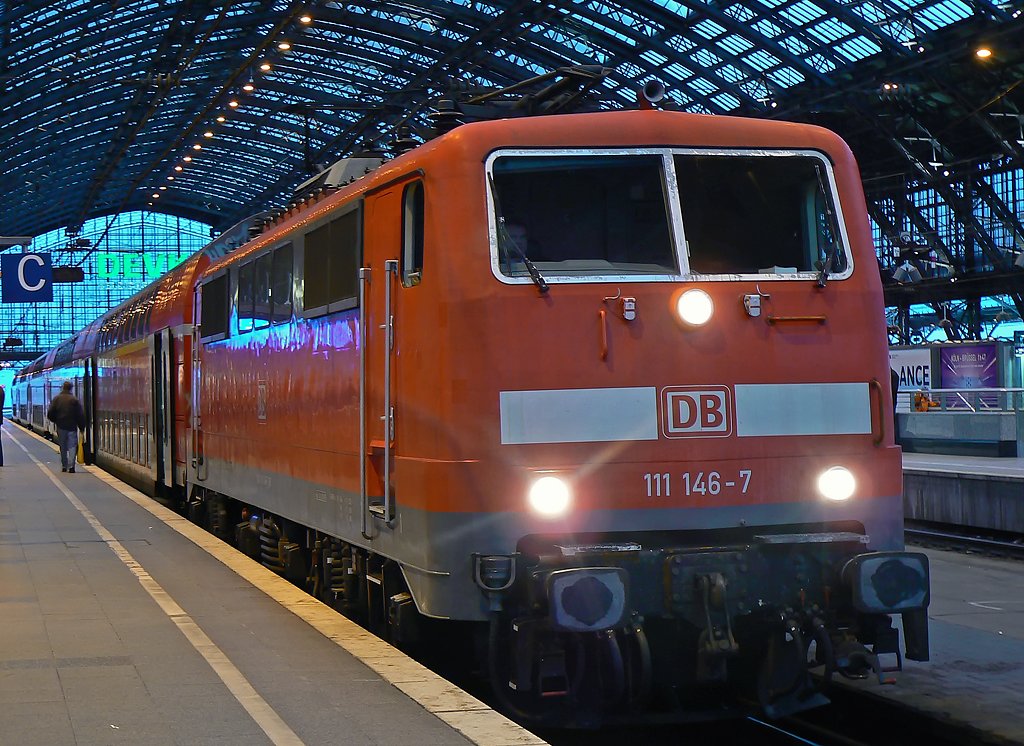 111 146-7 in Kln Hbf. am 12.12.09
