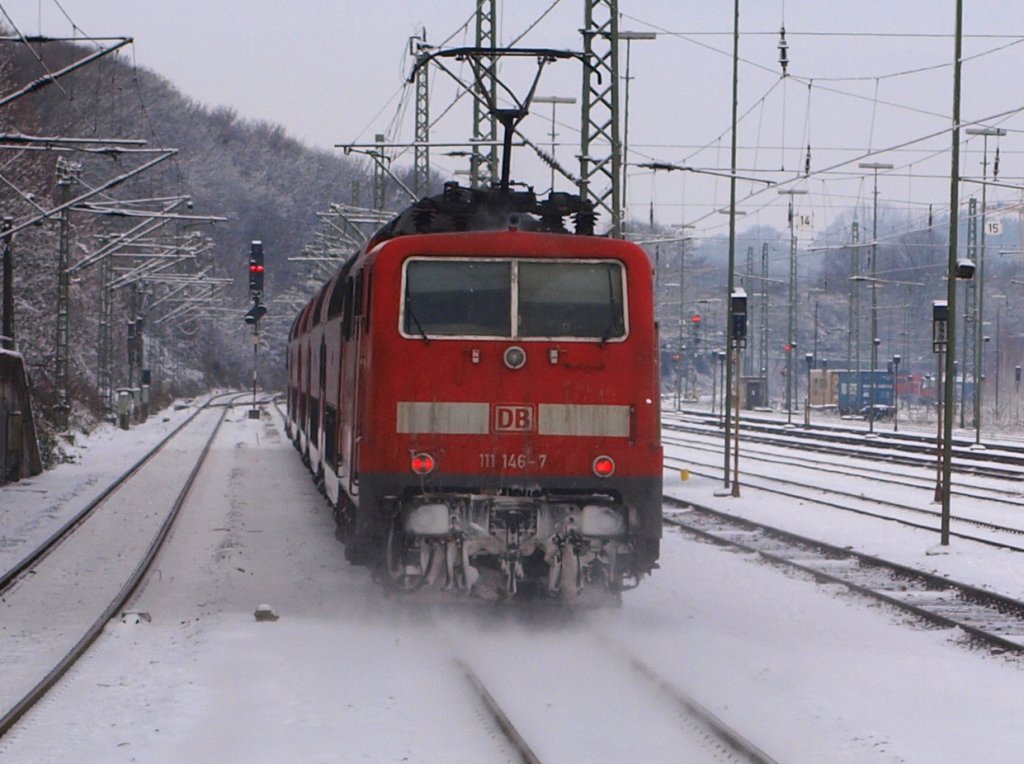 111 146-7 schiebt den RE4 (Wupper-Express) aus den Aachener Westbahnhof nach Dortmund. 