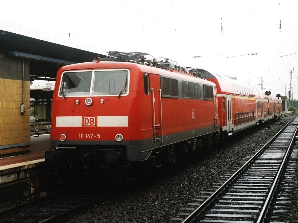 111 147-5 mit RB 50 Der L�nener 12230 M�nster-Dortmund auf Dortmund Hauptbahnhof am 14-7-2001. Bild und scan: Date Jan de Vries.