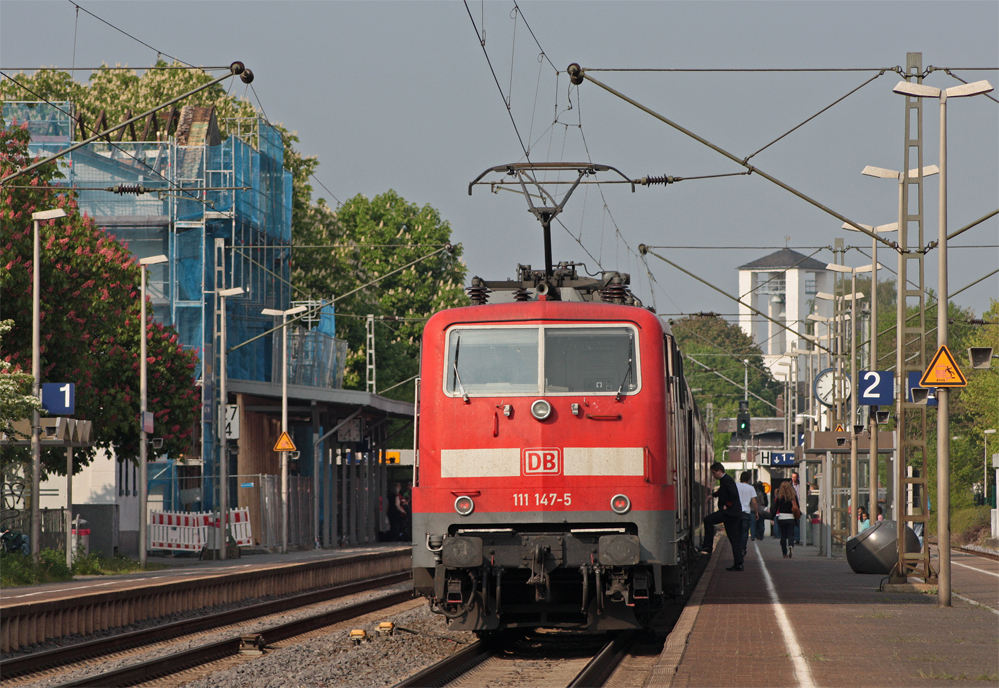 111 147-5 mit der RE4 (10431) nach Dortmund im Bahnhof Geilenkirchen, 8.5.10