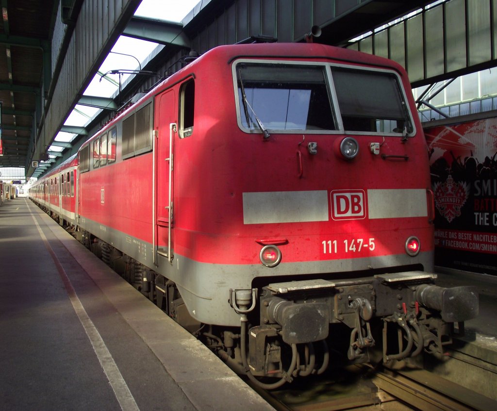 111 147-5 steht am 23. August 2011 mit einem RE aus Nrnberg Hbf auf Gleis 12 im Stuttgarter Hbf.