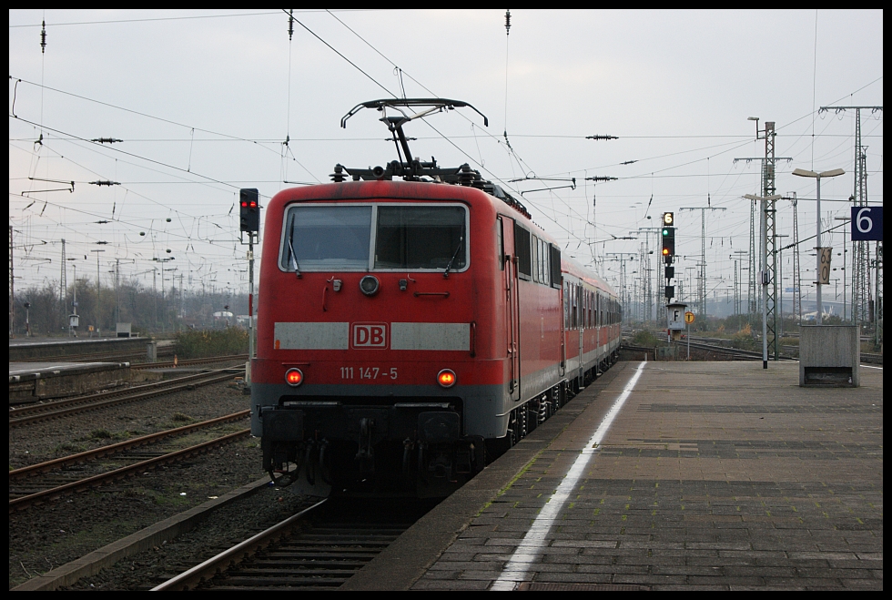 111 147 hngt an einem RE1-Zustatztakt bei der Abfahrt aus Duisburg Hbf am 27.11.2010