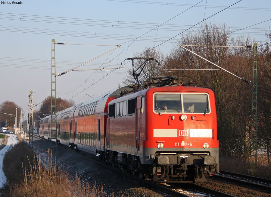 111 147 mit dem RE10418 nach Aachen an der ehem. Anrufschranke in Geilenkirchen 19.12.09