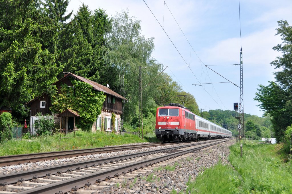 111 147 ist mit einer eher seltenen Leistung betraut mit IC 2012,der ja im Normal Fall mit 218er in Doppeltraktion bespannt ist.Der Zug konnte bei Reichenbach/Fils am 20.5.2012 Aufgenommen werden.