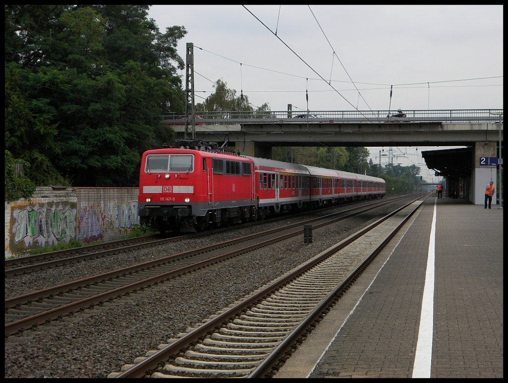 111 147 mit RB35 bei der Durchfahrt durch Dsseldorf Angermund, 22.07.2010
