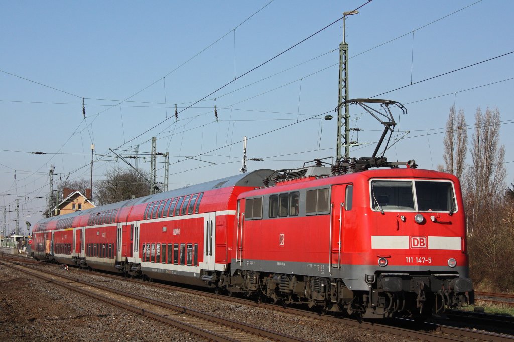 111 147 schiebt am 10.2.13 einen RE7 nach Krefeld durch Nievenheim.