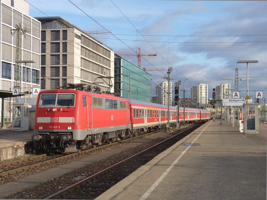 111 147 zieht am 5.2.11 ihren RE in den Hbf Stuttgart.