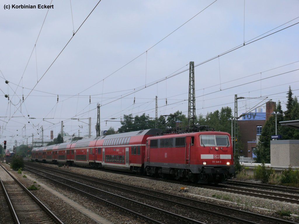 111 148-3 mit RE 30019 als Mnchen-Salzburg Express bei der Durchfahrt am Heimeranplatz, 14.08.2010