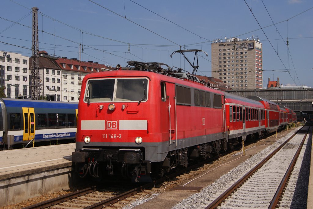 111 148-3 mit einer Regionalbahn in Mnchen Hbf am 27.07.2011